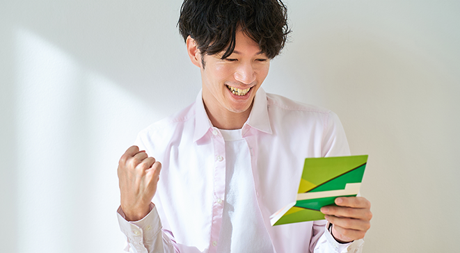 書類を書く手元の画像